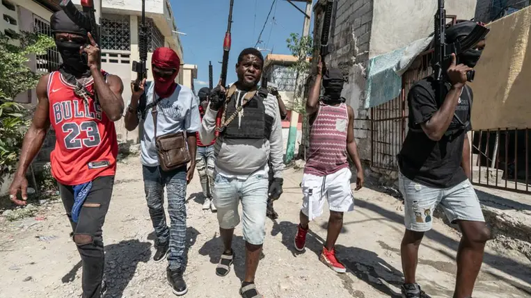Jimmy Cherizier, a G-9 szövetség bandatagjaival együtt járőrözik az utcákon 2024. február 22-én, Port-au-Prince-ben, Haitin. Fotó: Giles Clarke / Getty Images