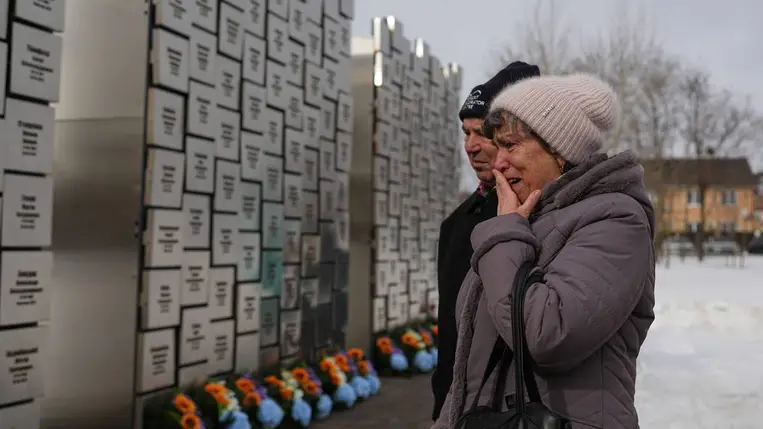Hozzátartozók gyászolják szeretteiket a Kijev közelében fekvő Bucsában 2026. február 24-én, az Ukrajna ellen indított orosz támadás negyedik évfordulóján (Fotó: MTI/AP/Szergej Gric)