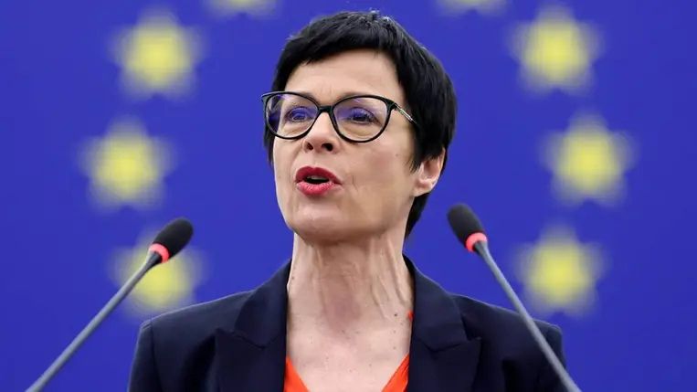 Marta Kos, az Európai Bizottságnak a bővítésért felelős szlovén tagja felszólal az EP strasbourgi plenáris ülésén 2025. február 11-én (Fotó: MTI/EPA/Ronald Wittek)