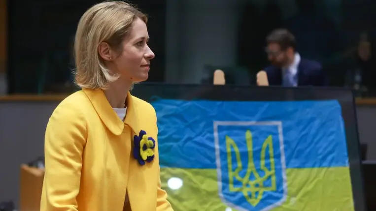 A stabil, demokratikus Ukrajna európai uniós tagsága jelentősen erősítené Európa biztonságát - jelentette ki Kaja Kallas, az EU külügyi és biztonságpolitikai főképviselője szerdán Brüsszelben.  A főképviselő az EU bővítéséről és a fiatalok szerepéről szóló magas szintű éves konferenciát megnyitó beszédében hangsúlyozta: Ukrajna csatlakozása jobban hozzájárulna a kontinens védelméhez, mint bármilyen fizikai határvédelem, mivel keletebbre tolná az EU határait, csökkentené az orosz agresszió mozgásterét, és in