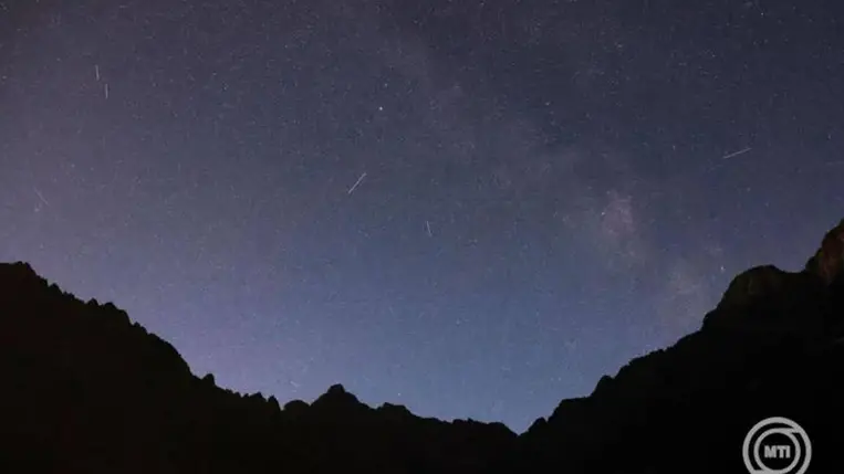 A Perseidák meteorraj az égen a Magas-Tátra legnagyobb Morskie Oko nevű gleccsertava közelében 2025. augusztus 13-án. MTI/EPA-PAP/Grzegorz Momot