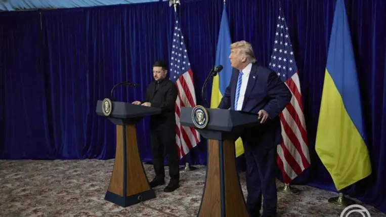 Donald Trump amerikai elnök (j) és Volodimir Zelenszkij ukrán elnök sajtóértekezletet tart a floridai Palm Beachben lévő Mar-a-Lago elnöki rezidencián 2025. december 28-án. MTI/EPA/Elnöki hivatal sajtószolgálata