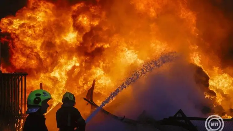 Polgári létesítmény tüzét oltják Kijevben egy orosz rakéta- és dróntámadás után, 2026. április 16-án. MTI/EPA/Szerhij Dolzsenko