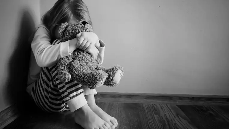 Kiskorú áldozat. Bántalmazás. Illusztráció