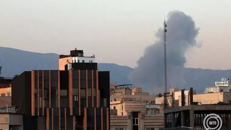 Légicsapást füstje Teheránban 2026. március 6-án, az Irán elleni amerikai-izraeli támadás hetedik napján. MTI/EPA/Abedin Taherkenareh