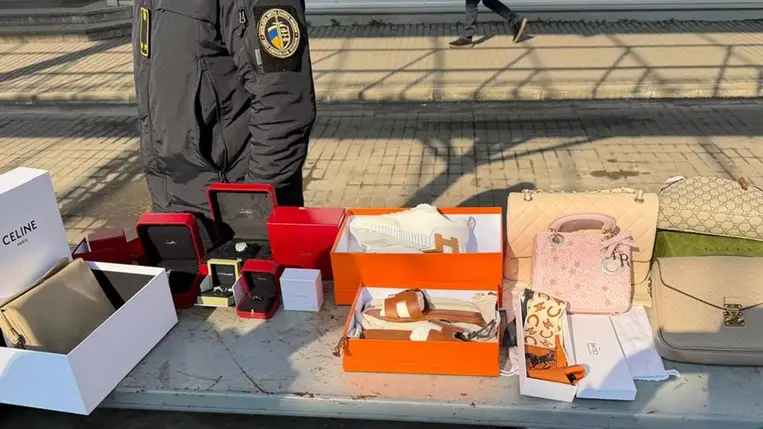 Márkás táskákat és ékszereket találtak egy busz csomagterében az ukrán–szlovák határon. Fotó: Kárpátaljai Vámhivatal