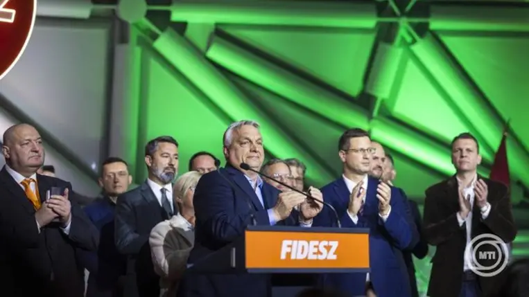 A Miniszterelnöki Kommunikációs Főosztály által közreadott képen Orbán Viktor miniszterelnök, a Fidesz elnöke (k) beszédet mond a Fidesz-KDNP eredményváró rendezvényén. 