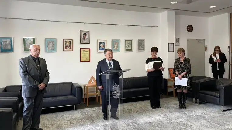 Nigriny Edit-emlékkiállítás Magyarország Ungvári Főkonzulátusán - Színekbe álmodott élet 