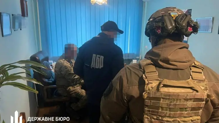 Kárpátalján a hadkiegészítő alkalmazottja férfiakat szöktetett ki a toborzóközpontból, még az ágya is tele volt pénzzel