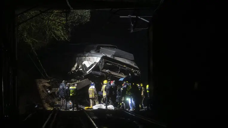 Sürgősségi egységek a helyszínen, ahol vonatbaleset történt Gelida város közelében 2026. január 21-én. Fotó: Lorena Sopena Lopez / Anadolu / Getty Images