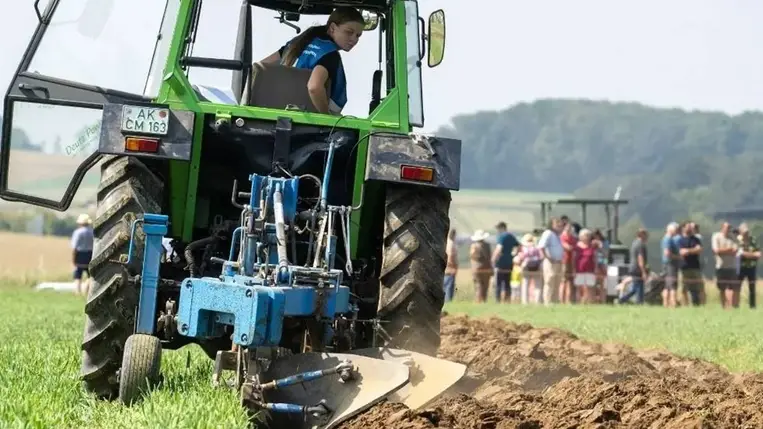 A szántás világbajnoka forgatja a talajt, ám egyre több kutatás jut arra az eredményre, hogy a szántás káros hatással van a talajminőségre Fotó: STEFAN PUCHNER / DPA