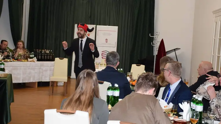 Találkozó a Perényi Kultúrkúriában - Irodalmi est a borkultúra jegyében