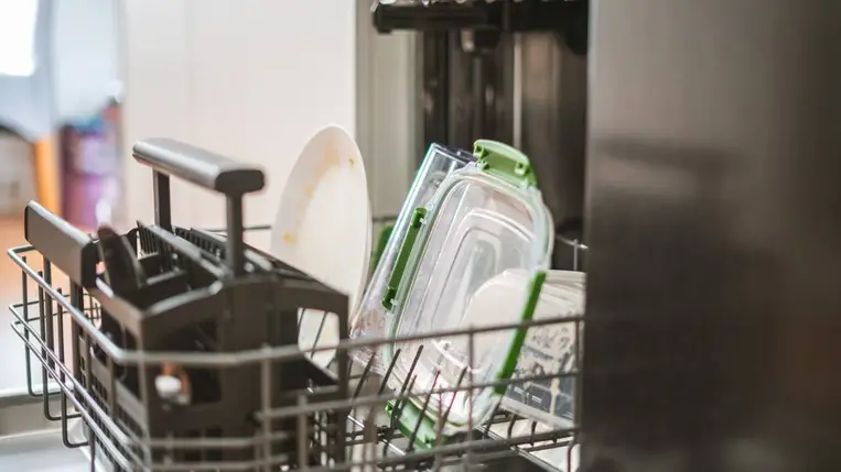 Tilos mosogatógépbe tenni az ilyen edényeket – Mérgező vegyületek oldódnak ki belőlük. Illusztráció. Fotó: Getty Images