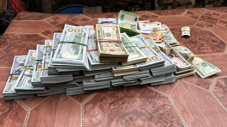 Több mint 11 millió hrivnyát foglaltak le – Beregszászon őrizetbe vették a katonaorvosi bizottság vezetőjét. Fotó: Állami Nyomozó Iroda