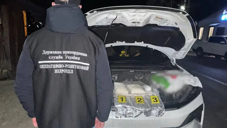 Több mint 2 kilogramm szintetikus kábítószert találtak egy dnyipropetrovszki férfinál Kárpátalján. A drogot a motortérben rejtette el. Fotó: DPSZU