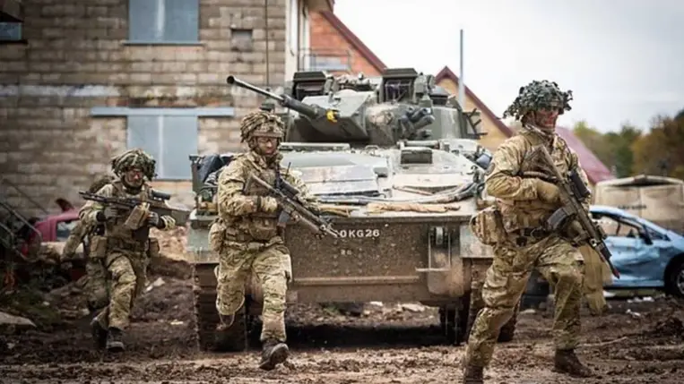 Városi közelharcot gyakorolnak a britek az oroszok ellen – ukrán „gyakorló” települést építettek hozzá. Fotó: Daily Mail