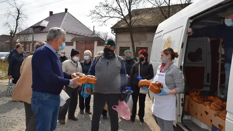 Gondoskodó szeretet - 240 húsvéti pászka a KRE Diakónia Központjától