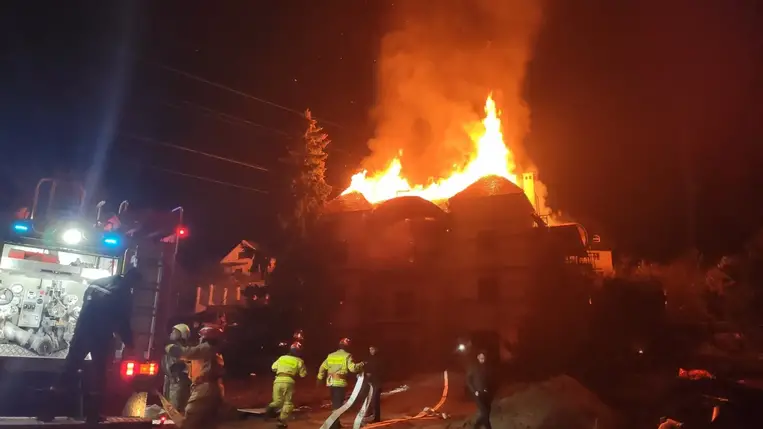 A tűzoltók 3 órára teljes egészében eloltották a közel 250 négyzetméternyi területen elterjedt lángokat.