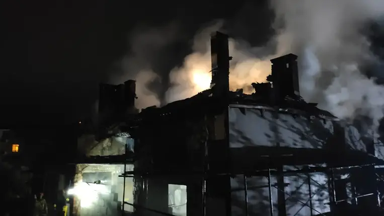 A tűzoltók 3 órára teljes egészében eloltották a közel 250 négyzetméternyi területen elterjedt lángokat.