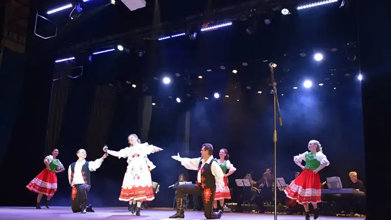 Biztosak vagyunk benne, hogy a 160 millió forintos értékű beruházásnak köszönhetően a továbbiakban számos nagyszerű előadást, koncertet láthat a vidék művészetpártoló közönsége, mondta megnyitó beszédében Buhajla József ungvári magyar főkonzul. Fotó: Kovács Elemér