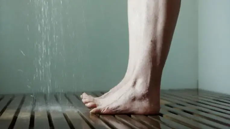 Veszélyes lehet a zuhany alatt pisilni?