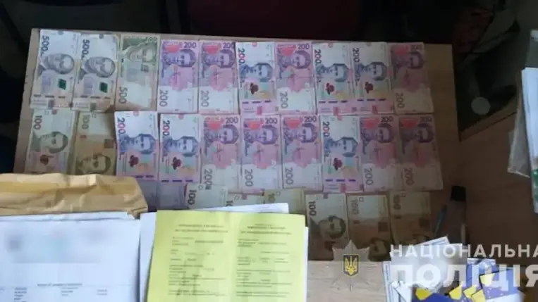 Kárpátalján a rendőrök lelepleztek egy férfit, aki COVID-okmányok hamisításával és eladásával foglalkozott. Az ügyben számos házkutatást tartottak, még folyik a nyomozás.