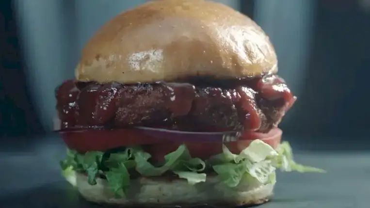 Emberhúsból készült burgert szolgálnak fel ebben a vegán étteremben a Halloween miatt (Video)