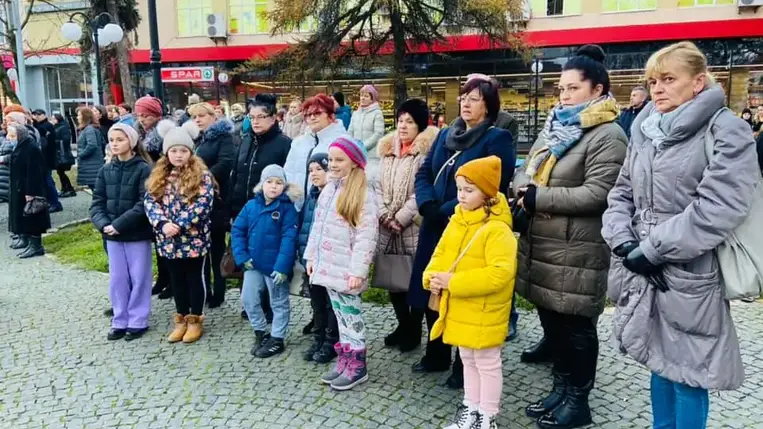 Csendes megemlékezést tartottak a Hősök terén az ukrajnai éhínség (holodomor) áldozatainak emléknapján, melyen az 1921–1923-ban, 1932–1933-ban és 1946–1947-ben elhunytak emléke előtt tisztelegtek.