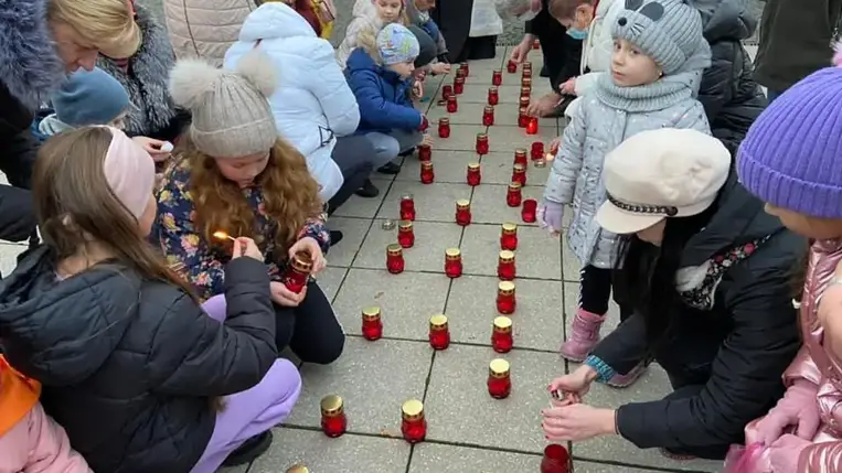 Csendes megemlékezést tartottak a Hősök terén az ukrajnai éhínség (holodomor) áldozatainak emléknapján, melyen az 1921–1923-ban, 1932–1933-ban és 1946–1947-ben elhunytak emléke előtt tisztelegtek.