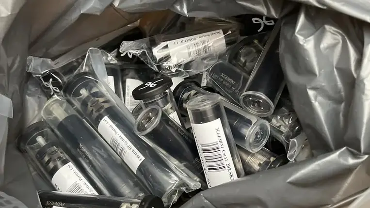 Egy ukrán férfi több mint száz fegyvertartozékot próbált behozni Ukrajna területére. Fotó: Ukrán Állami Határőrszolgálat