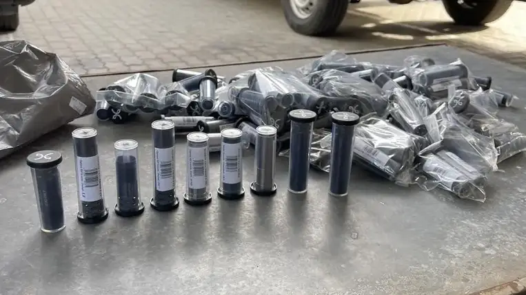 Egy ukrán férfi több mint száz fegyvertartozékot próbált behozni Ukrajna területére. Fotó: Ukrán Állami Határőrszolgálat