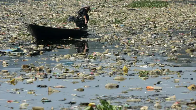 Betiltaná az egyszer használatos műanyagokat a világ egyik legnagyobb országa