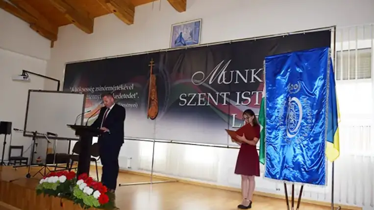 A Munkácsi Szent István Líceumot két évtizeddel ezelőtt azzal a céllal alapította a Szent Márton Karitász, hogy legyen egy olyan katolikus egyházi oktatási intézmény Kárpátalján, ahol az alapos tudás megszerzésének lehetősége mellett keresztény szellemiségben nevelkedhetnek a fiatalok. És a húsz évvel ezelőtt született iskola azóta betölti szerepét. Szeptember 24-én a Latorca-parti városban az 1905-ben ezen a napon felszentelt katolikus templomban ezért adtak hálát.