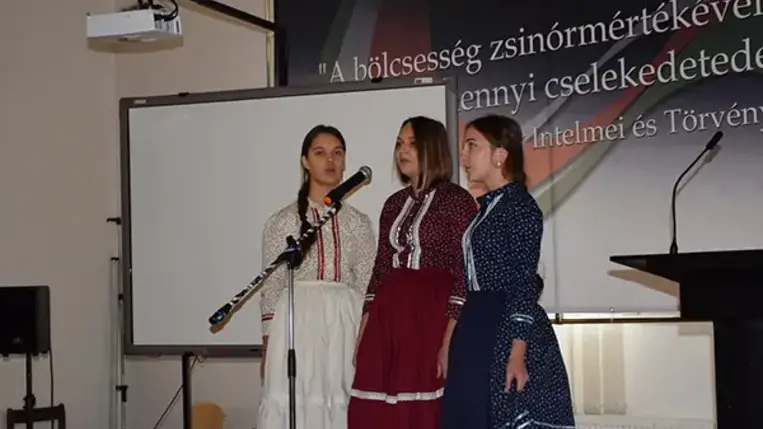 A Munkácsi Szent István Líceumot két évtizeddel ezelőtt azzal a céllal alapította a Szent Márton Karitász, hogy legyen egy olyan katolikus egyházi oktatási intézmény Kárpátalján, ahol az alapos tudás megszerzésének lehetősége mellett keresztény szellemiségben nevelkedhetnek a fiatalok. És a húsz évvel ezelőtt született iskola azóta betölti szerepét. Szeptember 24-én a Latorca-parti városban az 1905-ben ezen a napon felszentelt katolikus templomban ezért adtak hálát.