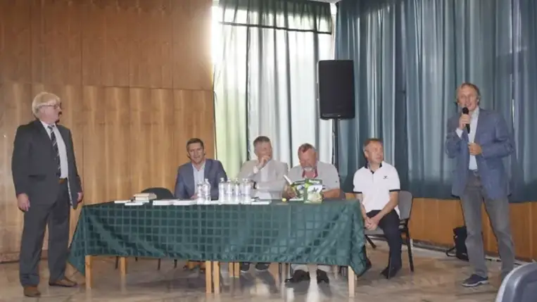 Tarpai József, a könyv szerkesztője bejelentette, hogy már elkészült Kárpátalja magyar szemmel útikönyv ukrán nyelvű fordítása, mivel a jelen helyzetben kiemelt jelentőséggel bír, hogy a többségi nemzet képviselői vidékünkre látogatva hiteles információkhoz jussanak. Fotó: Kovács Erzsébet