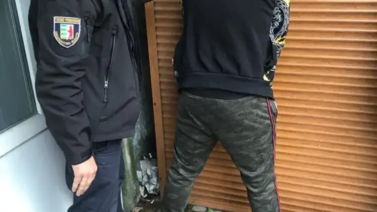 Kárpátalján kábítószer-értékesítés közben őrizetbe vettek egy 45 éves férfit. Fotó: Nemzeti Rendőrség