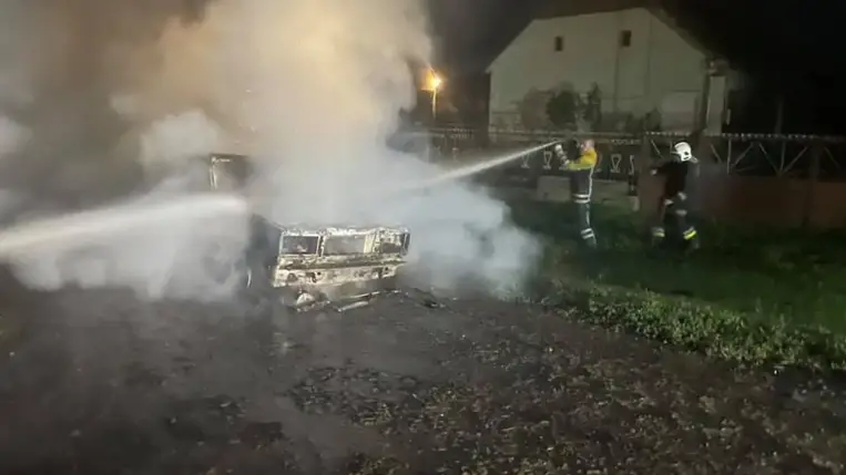 Haláboron menet közben kigyulladt egy személygépkocsi. Fotó: Mezővári Egyházi Önkéntes Tűzoltóság