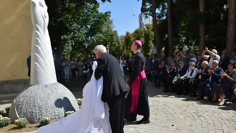 Nagyszőlősön a helyi plébániatemplom kertjében felavatták Nagyboldogasszony szobrát, Matl Péter Magyar Örökség díjas munkácsi szobrászművész alkotását. Fotó: Kovács Erzsébet