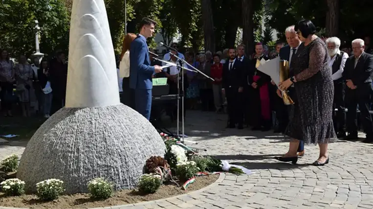 Nagyszőlősön a helyi plébániatemplom kertjében felavatták Nagyboldogasszony szobrát, Matl Péter Magyar Örökség díjas munkácsi szobrászművész alkotását. Fotó: Kovács Erzsébet