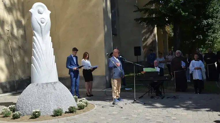 Nagyszőlősön a helyi plébániatemplom kertjében felavatták Nagyboldogasszony szobrát, Matl Péter Magyar Örökség díjas munkácsi szobrászművész alkotását. Fotó: Kovács Erzsébet