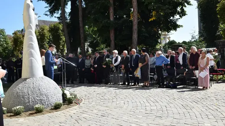 Nagyszőlősön a helyi plébániatemplom kertjében felavatták Nagyboldogasszony szobrát, Matl Péter Magyar Örökség díjas munkácsi szobrászművész alkotását. Fotó: Kovács Erzsébet
