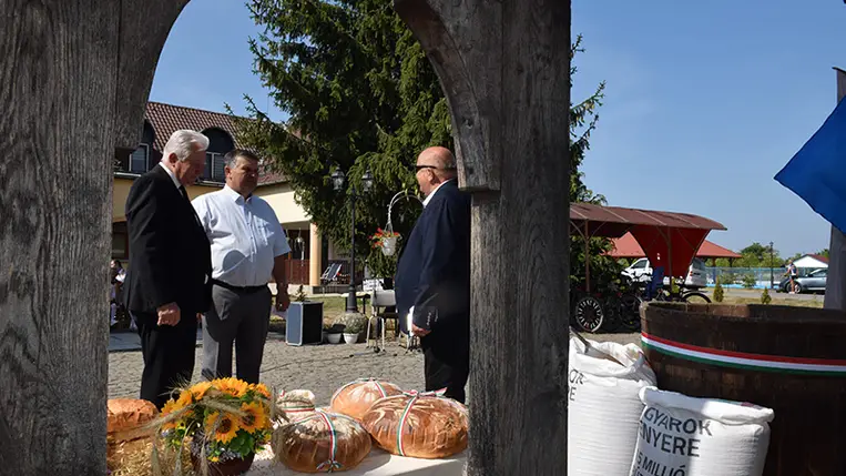Búzaösszeöntés Nagydobronyban. Fotó: Kovács Elemér