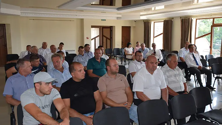 Búzaösszeöntés Nagydobronyban. Fotó: Kovács Elemér