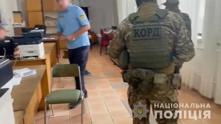 Lekapcsolták az Asztélyi vámhivatal két alkalmazottját