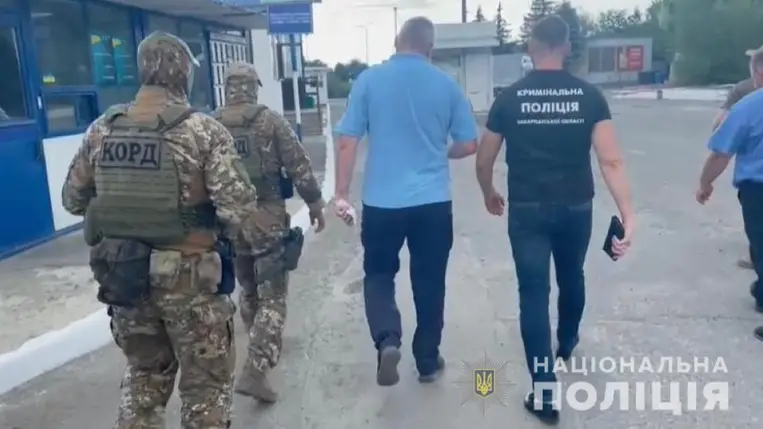 Lekapcsolták az Asztélyi vámhivatal két alkalmazottját