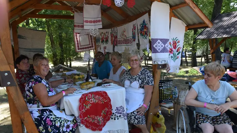 Nemzedékek találkozója a Dédai-tónál