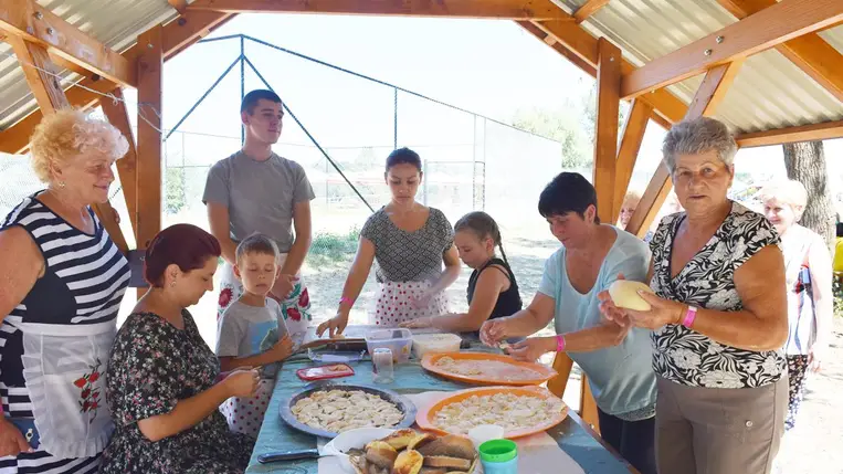 Nemzedékek találkozója a Dédai-tónál
