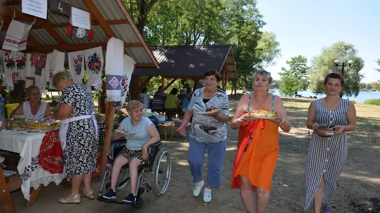 Nemzedékek találkozója a Dédai-tónál