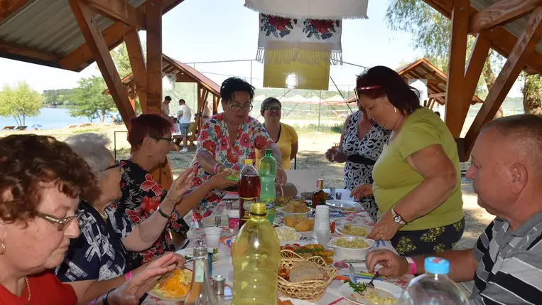 Nemzedékek találkozója a Dédai-tónál