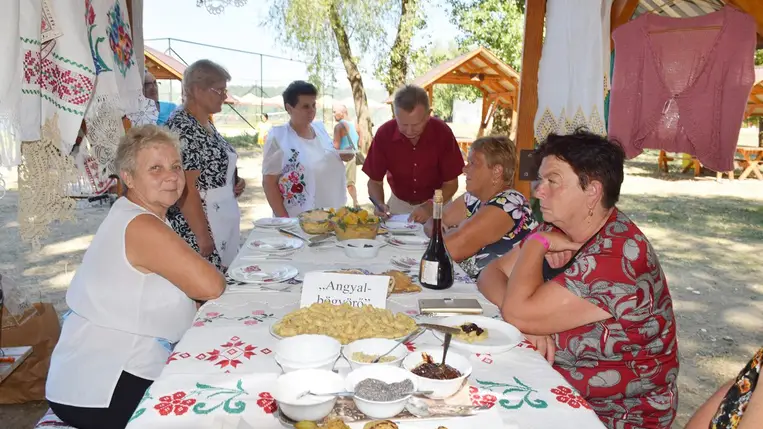 Nemzedékek találkozója a Dédai-tónál